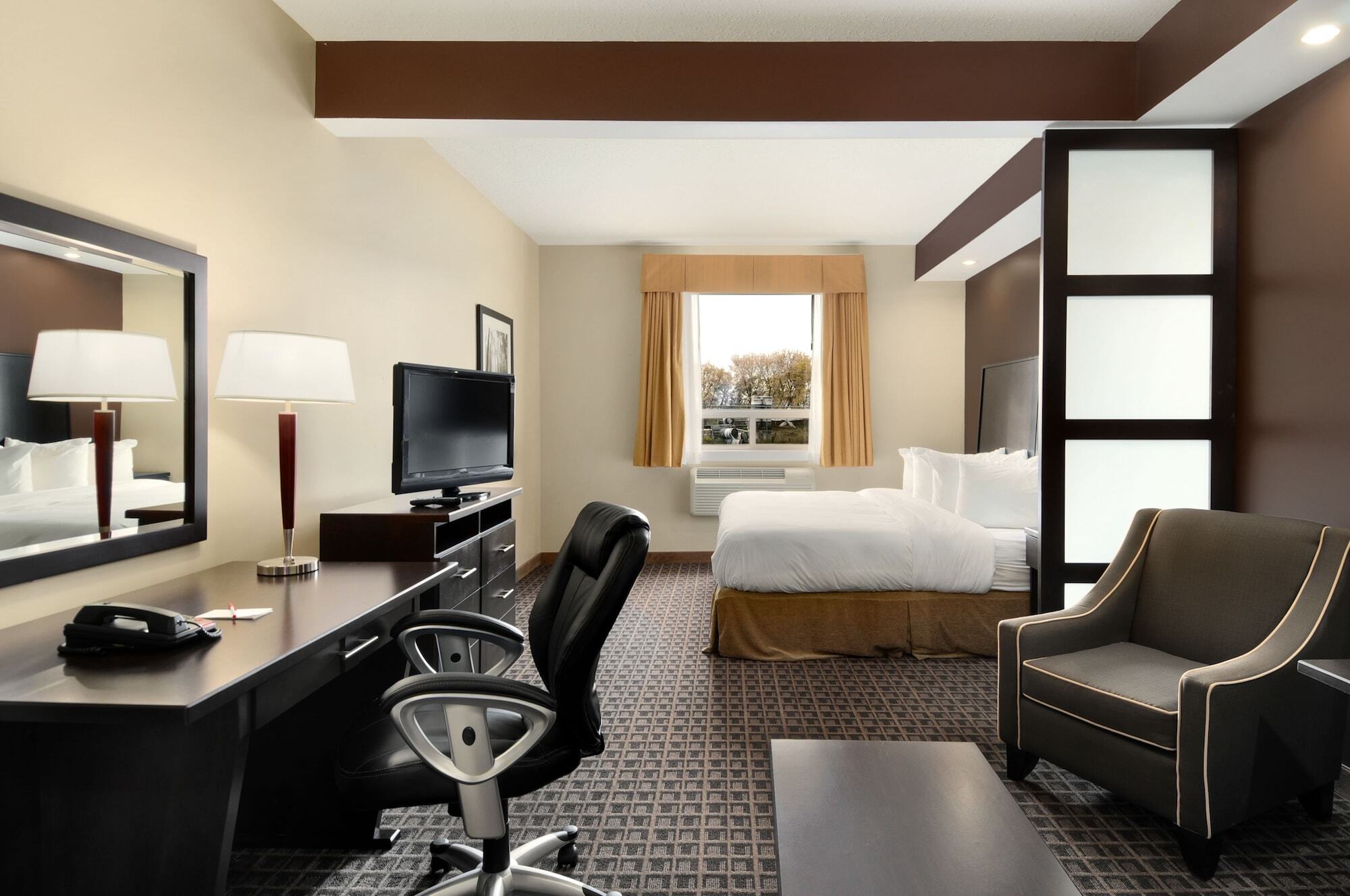 Ramada By Wyndham Cold Lake Exterior foto